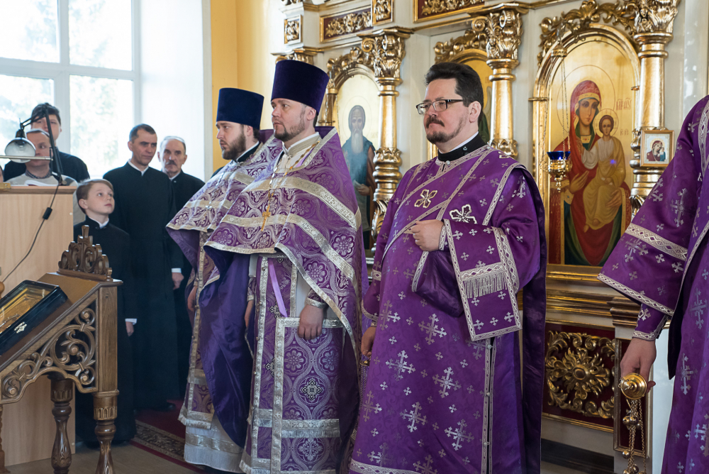В Неделю Крестопоклонную митрополит Серафим совершил Литургию в нашем храме