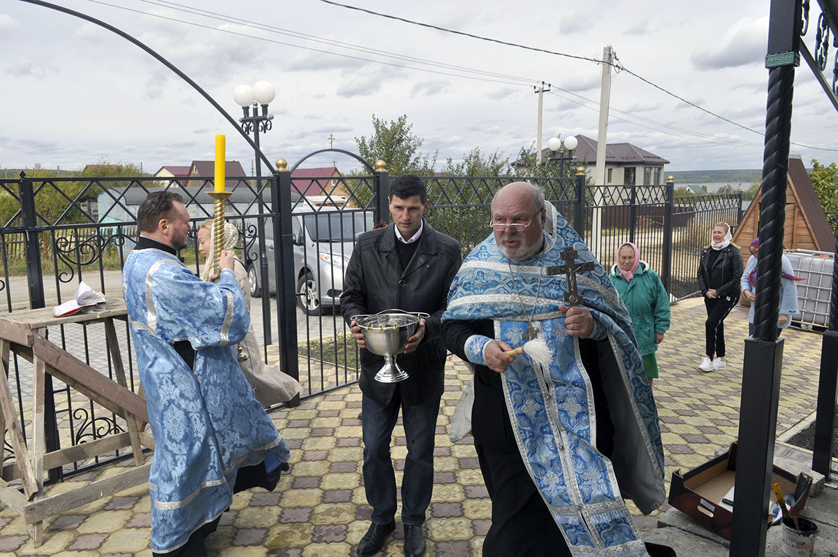 В строящемся храме в честь Святой Живоначальной Троицы в деревне Камайка был совершен молебен на освящение колокола