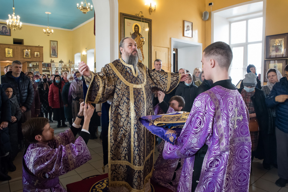  В Неделю Крестопоклонную митрополит Серафим совершил литургию в нашем храме
