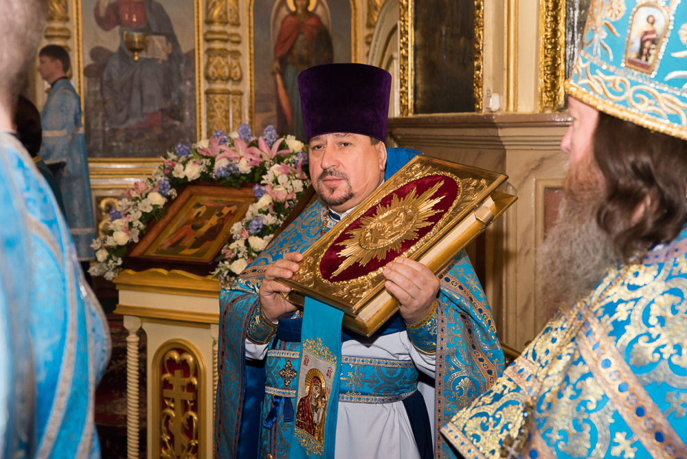 В праздник Благовещения Пресвятой Богородицы митрополит Серафим наградил протоиерея Александра Филиппова крестом с украшениями