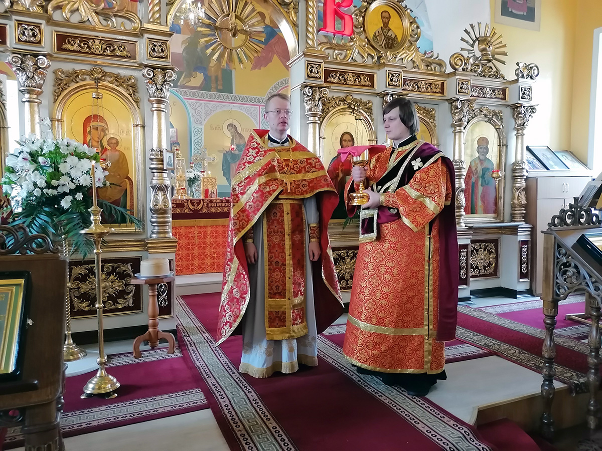 В пятницу Светлой седмицы протоиерей Александр Филиппов совершил Божественную литургию