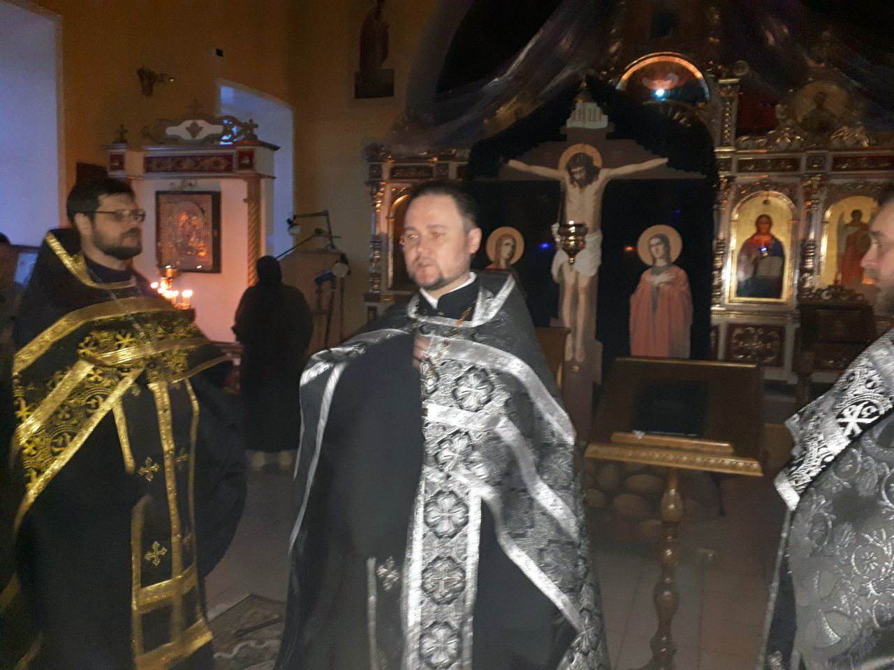 Протоиерей Александр совершил вечерню с чином Пассии