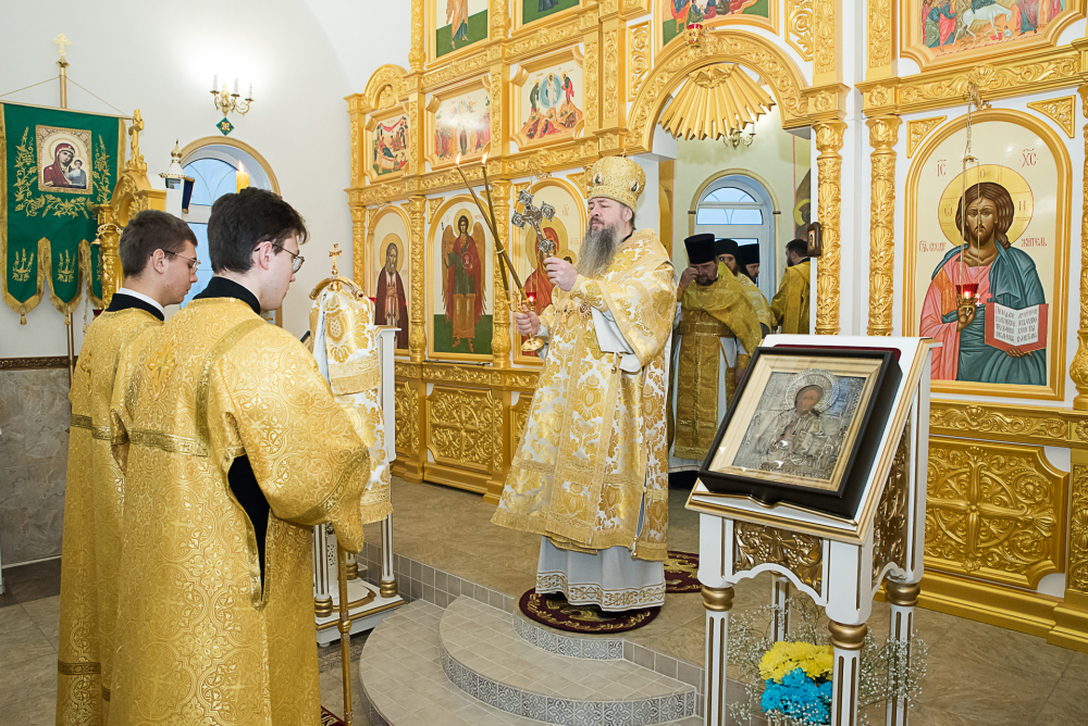 Протоиереи Александр Филиппов и Антоний Шварёв сослужили митрополиту Серафиму за литургией в Троицком храме в деревне Камайка