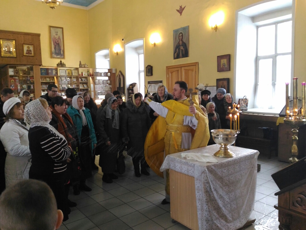 Протоиерей Александр Филиппов совершил водосвятный молебен с акафистом Божией Матери перед Ея чудотворным образом "Неупиваемая чаша"