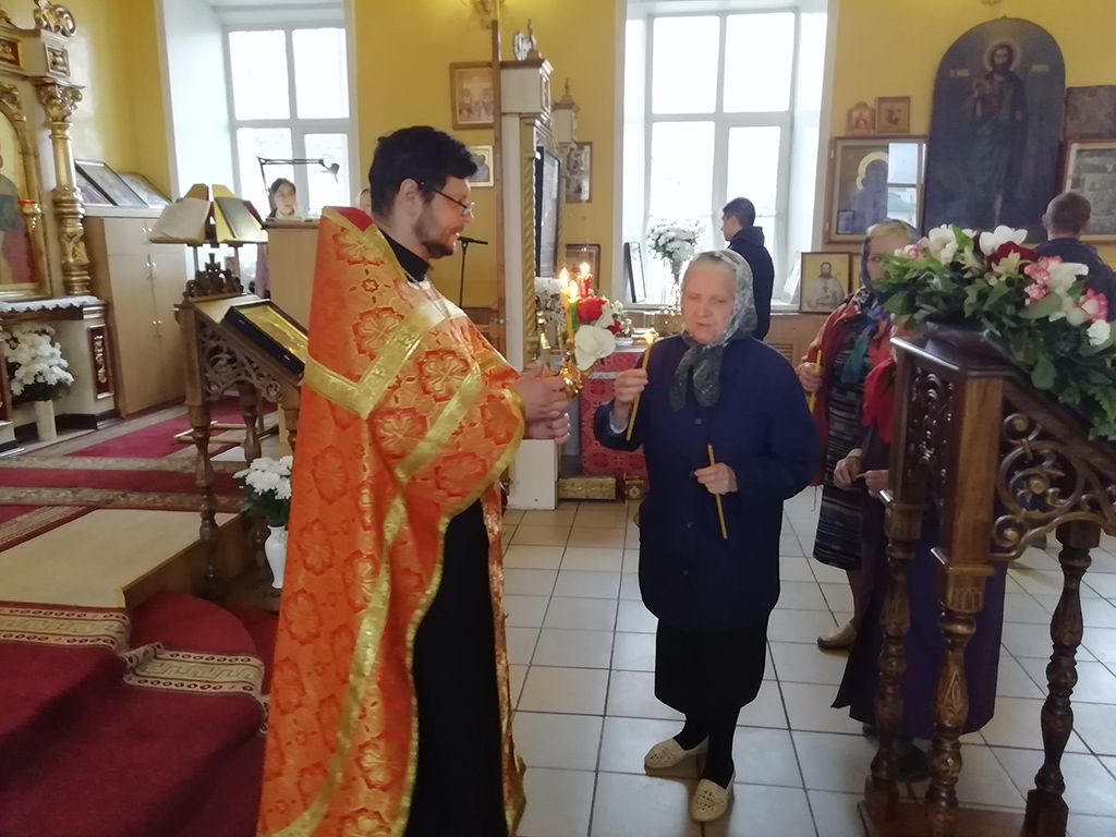 Раздача Благодатного огня за вечерней службой