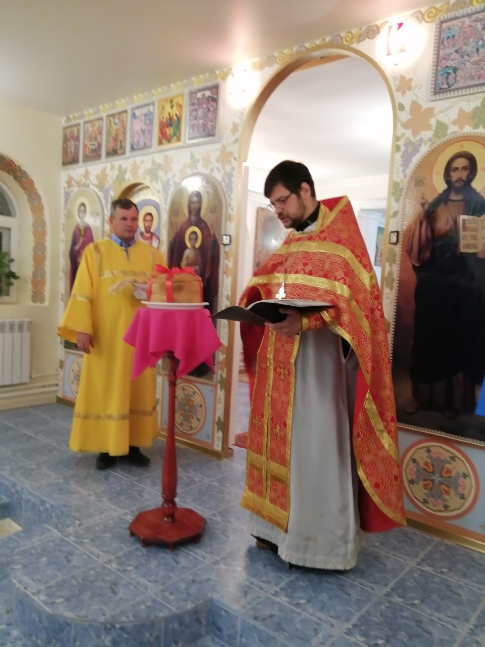 Иерей Сергий Беляков возглавил Пасхальную службу в Михайло-Архангельском молитвенном доме в с.Павло-Куракино 