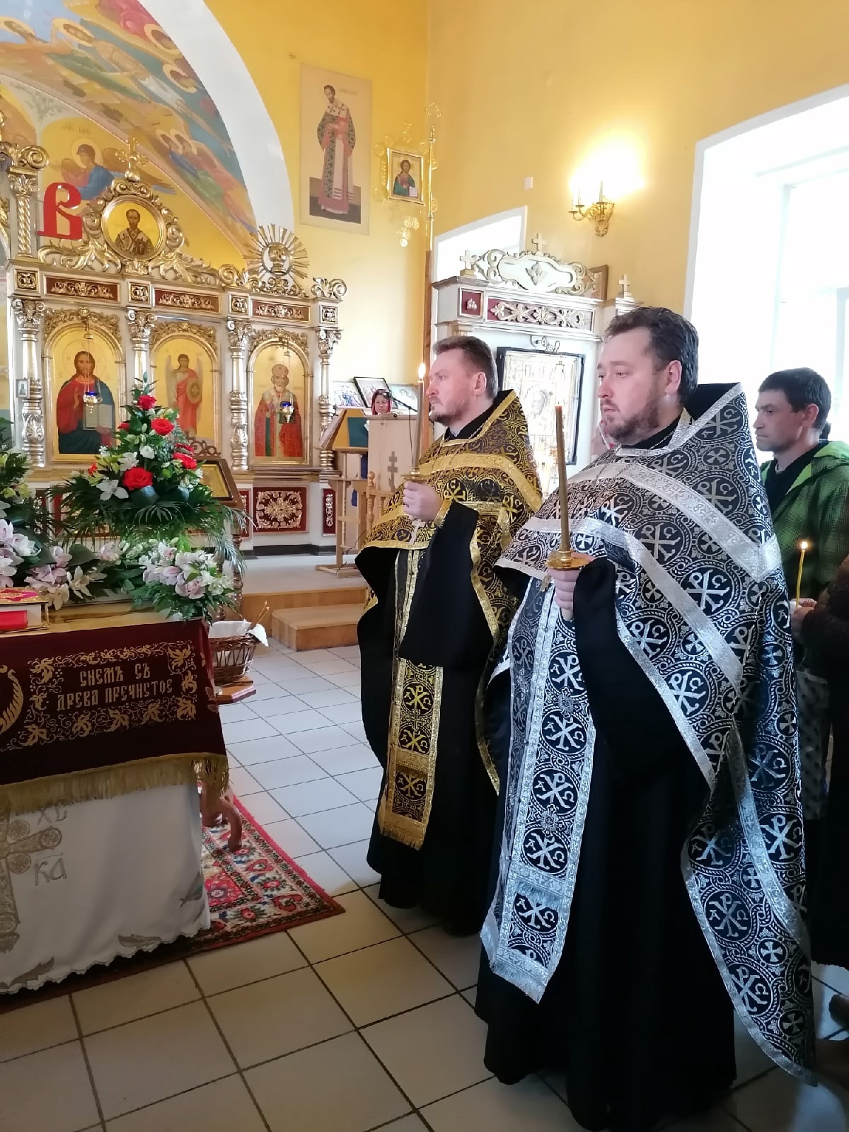 Протоиерей Александр Филиппов совершил утреню Великой Субботы с чином погребения 