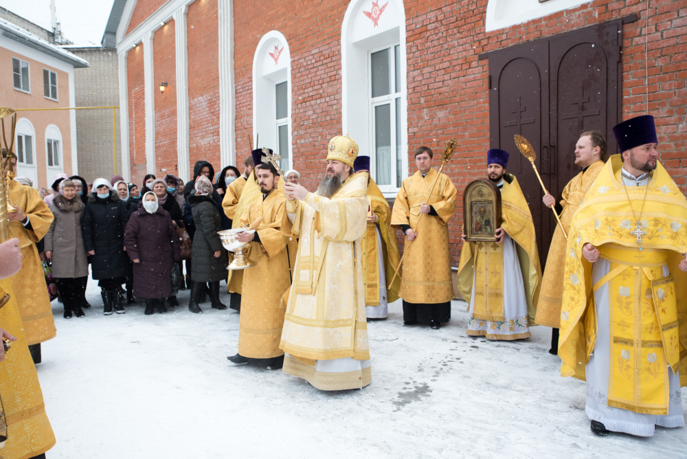 В день памяти святителя Николая Чудотворца митрополит Серафим совершил литургию в нашем храме