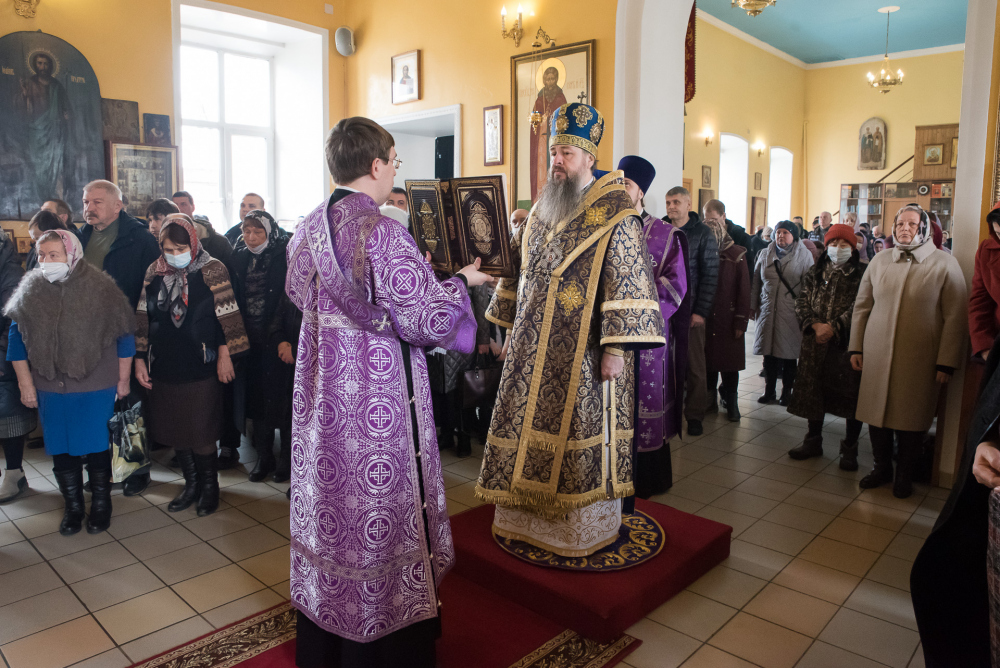  В Неделю Крестопоклонную митрополит Серафим совершил литургию в нашем храме