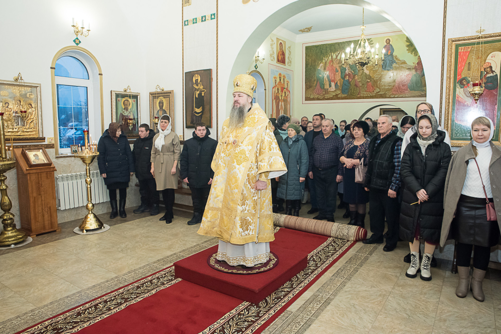 Протоиереи Александр Филиппов и Антоний Шварёв сослужили митрополиту Серафиму за литургией в Троицком храме в деревне Камайка