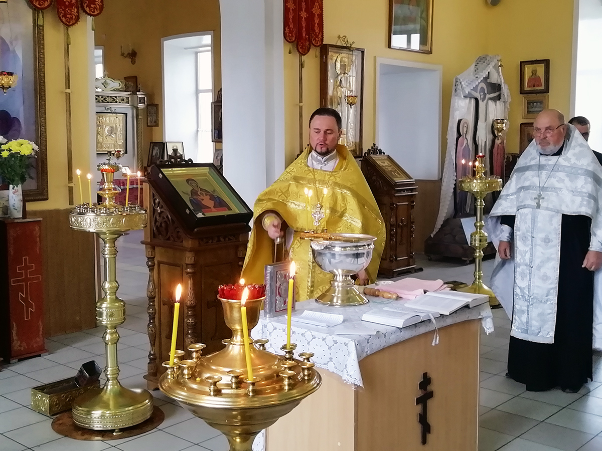 Протоиерей Александр Филиппов совершил литургию и водосвятный молебен с акафистом Божией Матери 