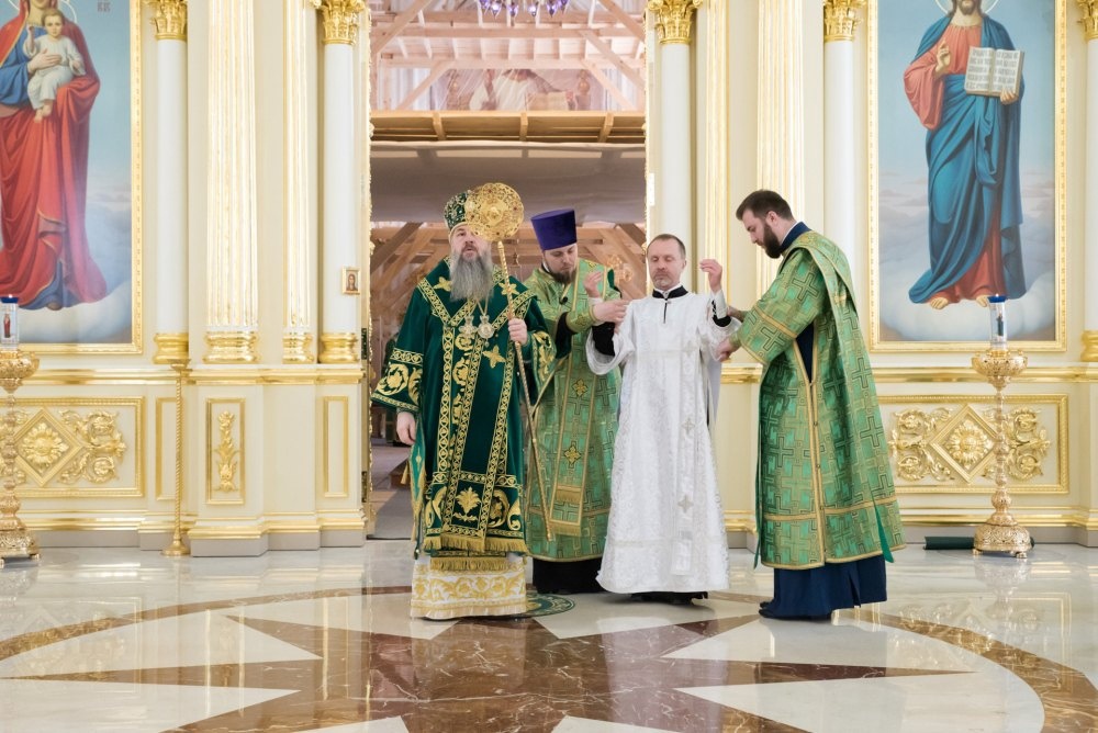  Митрополит Серафим рукоположил алтарника нашего храма во диакона
