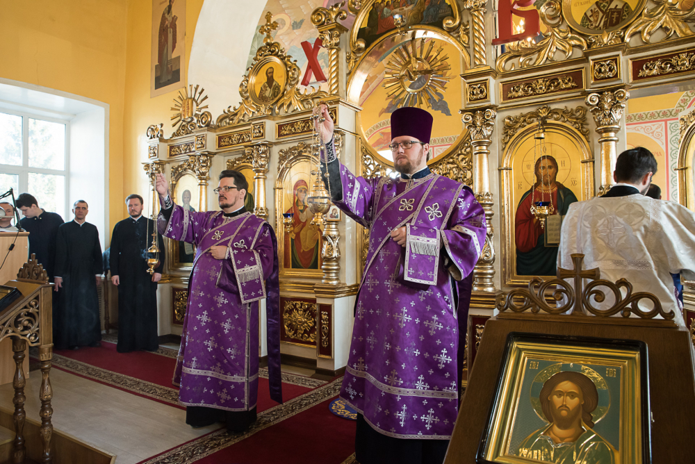 В Неделю Крестопоклонную митрополит Серафим совершил Литургию в нашем храме