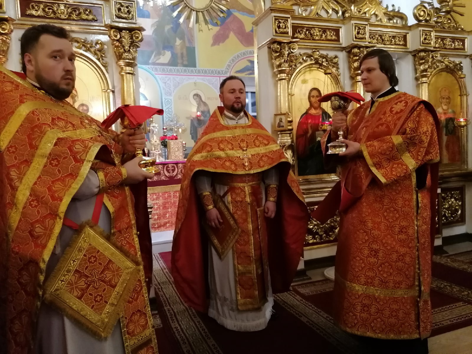 В праздник Светлого Христова Воскресения протоиерей Александр Филиппов совершил торжественное богослужение в нашем храме