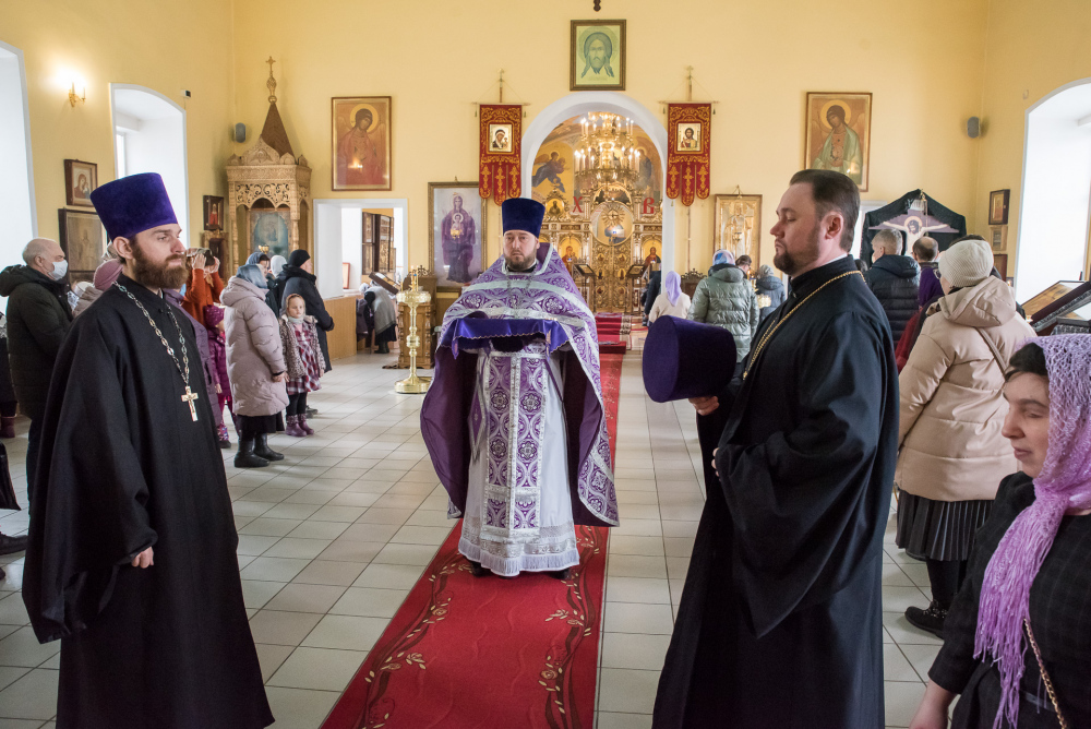  В Неделю Крестопоклонную митрополит Серафим совершил литургию в нашем храме