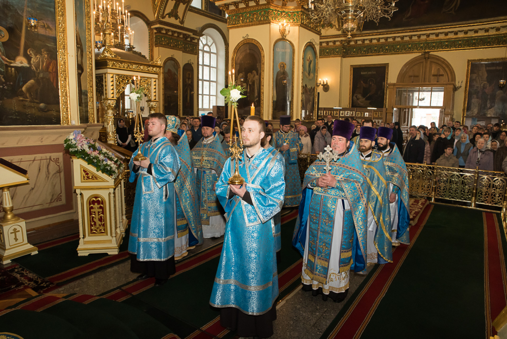 В праздник Благовещения Пресвятой Богородицы митрополит Серафим наградил протоиерея Александра Филиппова крестом с украшениями