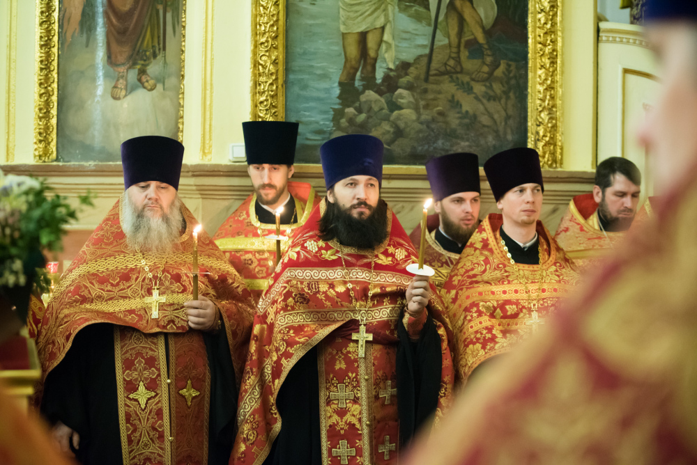 Митрополит Серафим и епископ Митрофан совершили всенощное бдение в Успенском соборе Пензы