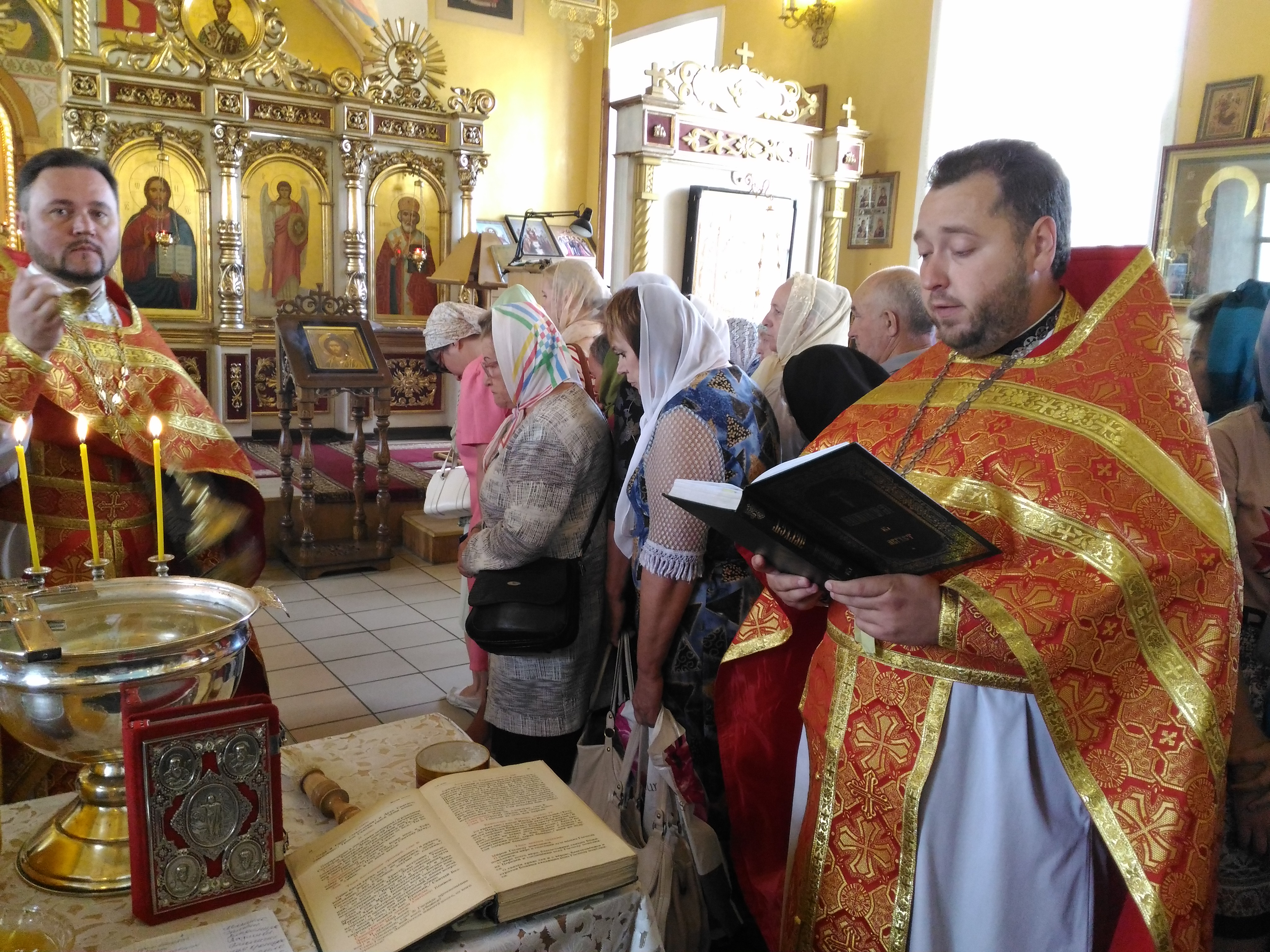 Праздник Происхождения (изнесения) Честных Древ Животворящего Креста Господня