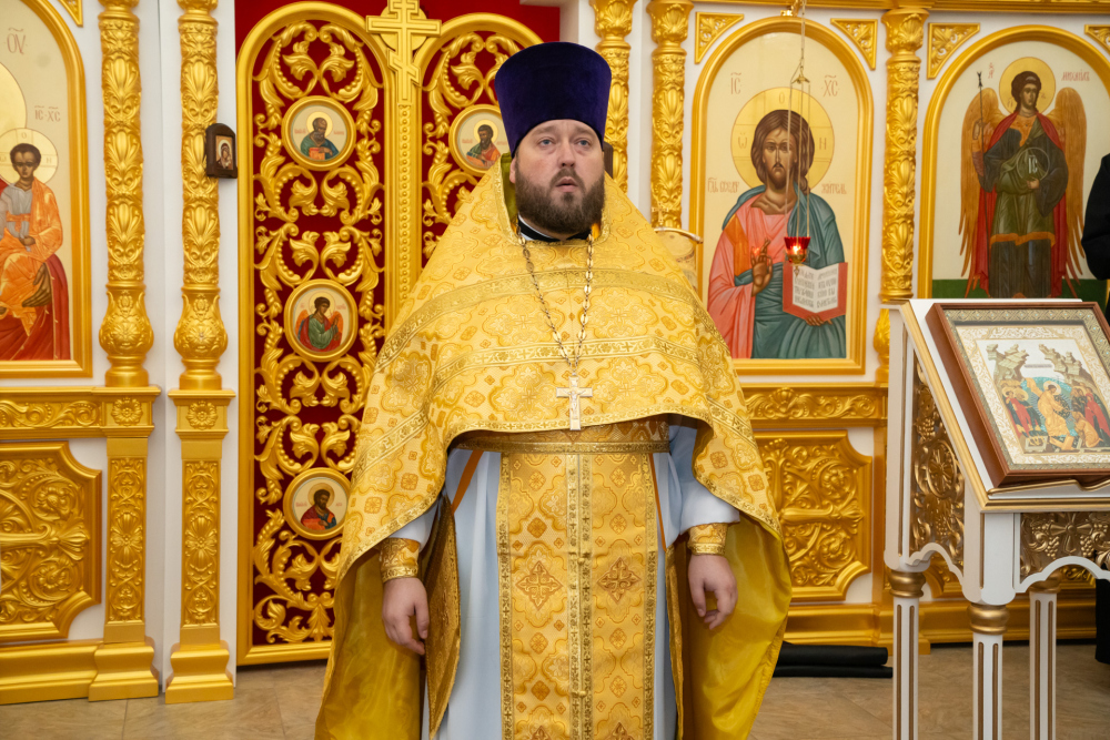 В Неделю 22-ю по Пятидесятнице митрополит Серафим совершил литургию в Троицком храме деревни Камайка