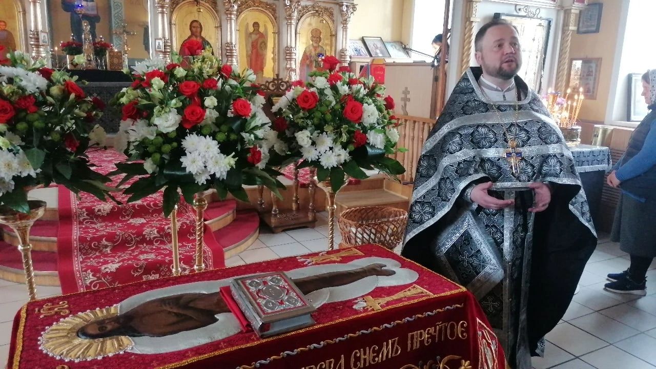 В Великий Пяток протоиерей Александр Филиппов совершил вечерню с выносом Плащаницы Спасителя