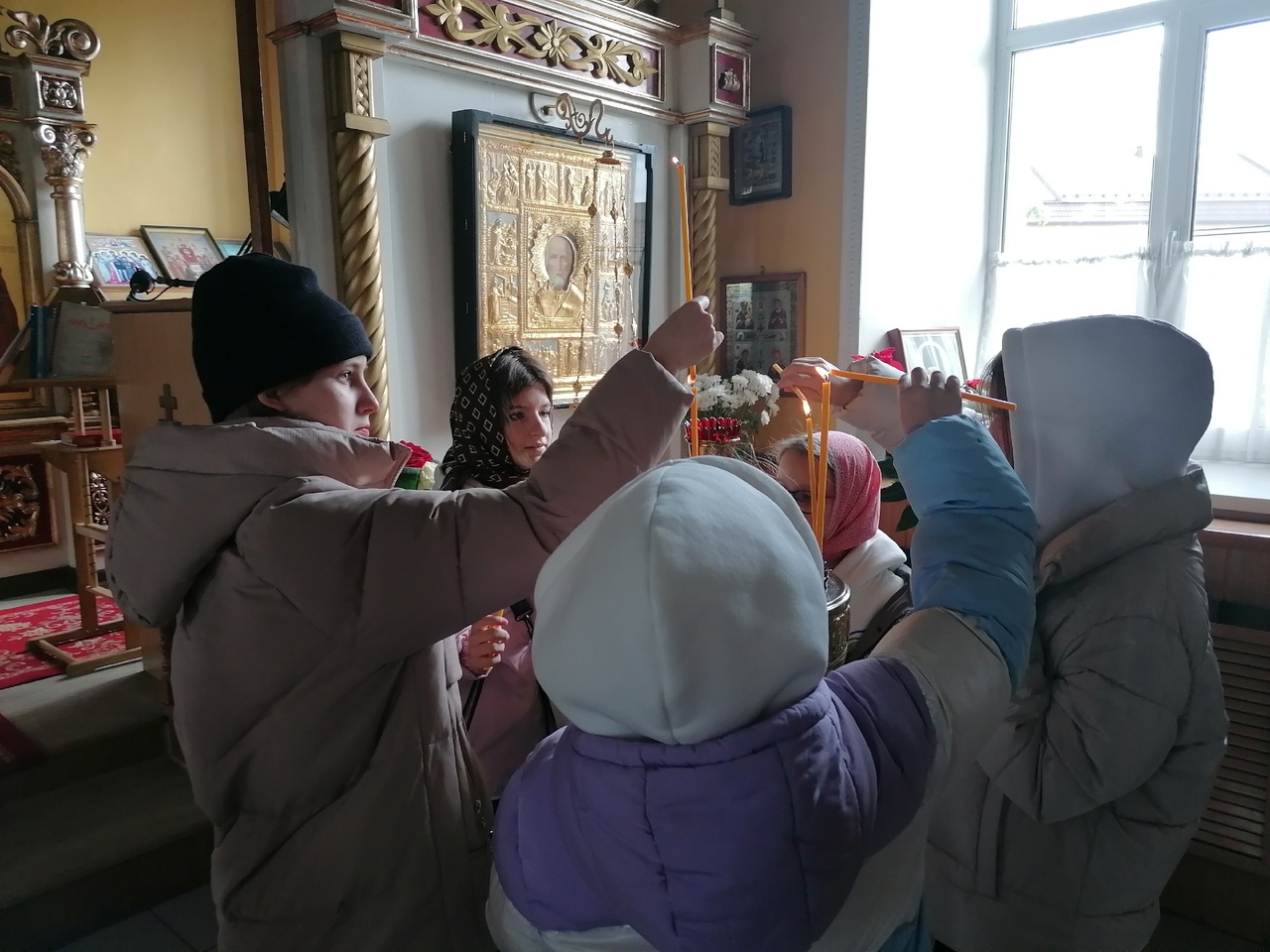 В День Победы школьники со своими родителями посетили Никольский храм