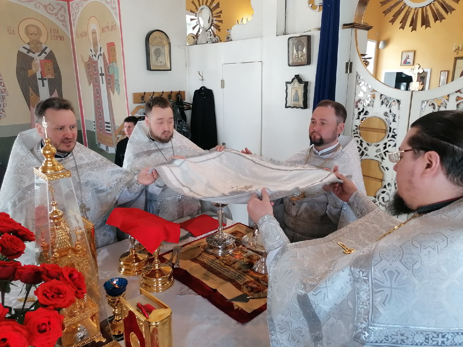 В Великую Субботу протоиерей Александр Филиппов совершил Литургию святителя Василия Великого