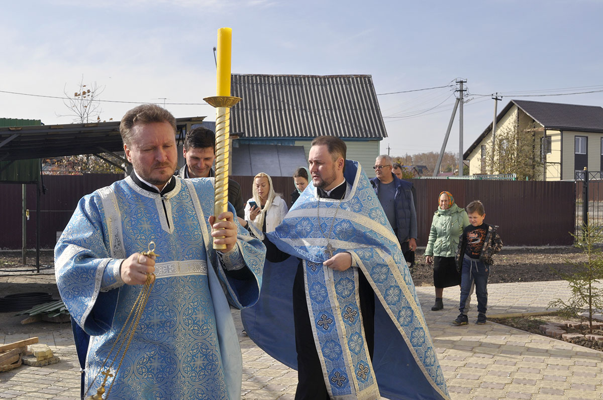 В строящемся храме в честь Святой Живоначальной Троицы в деревне Камайка был совершен водосвятный молебен