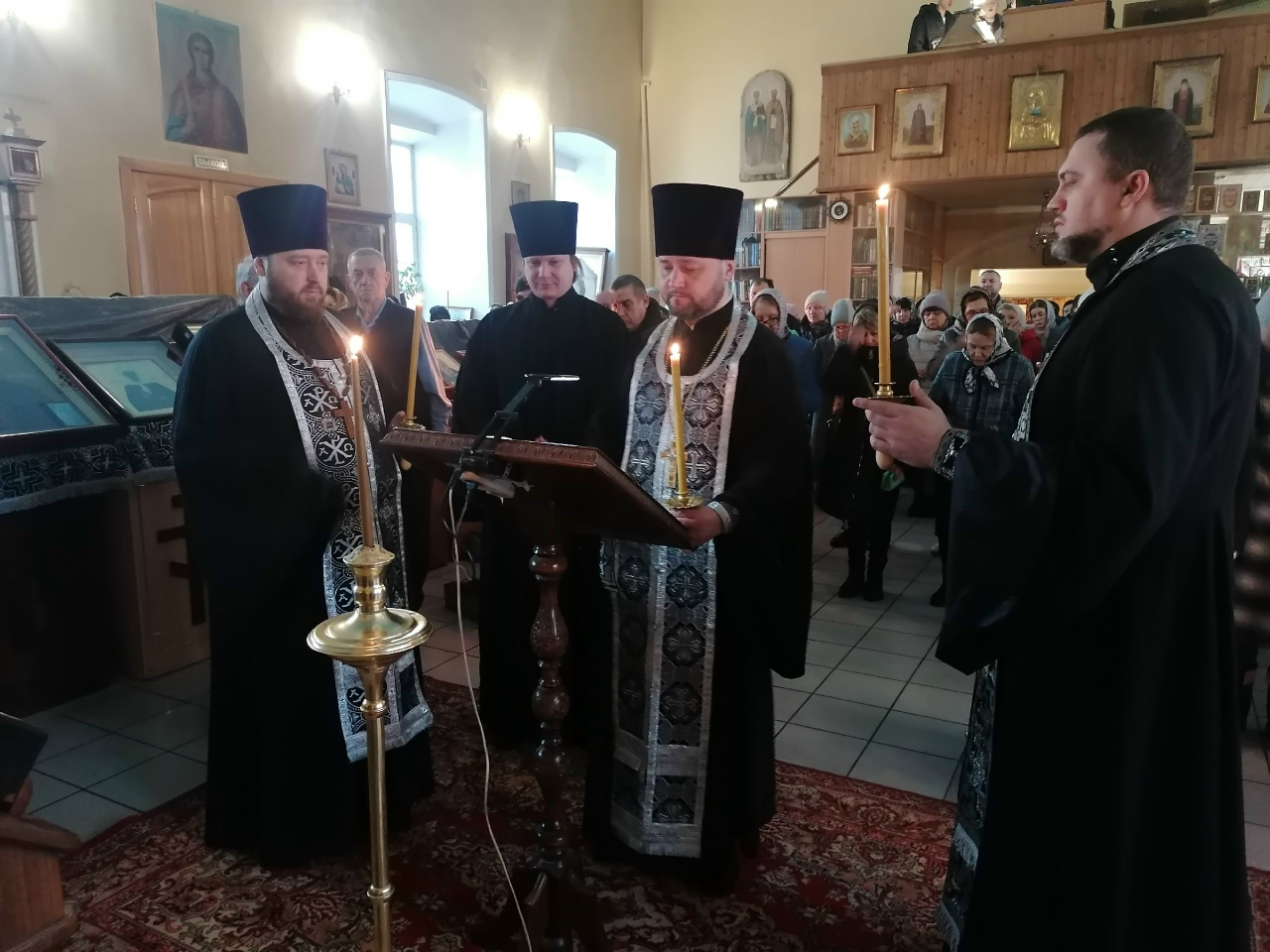 Протоиерей Александр Филиппов совершил повечерие с чтением четвертой части Великого покаянного канона преподобного Андрея Критского