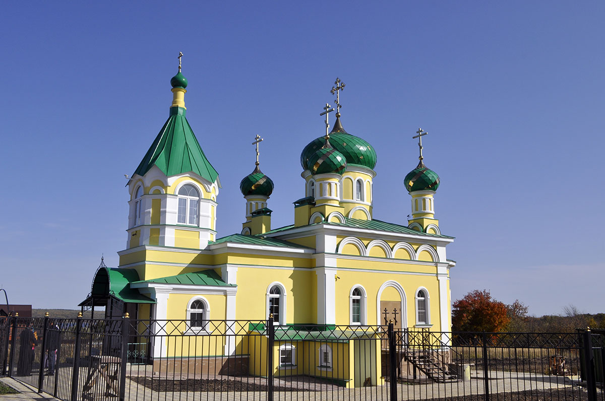 В строящемся храме в честь Святой Живоначальной Троицы в деревне Камайка был совершен водосвятный молебен