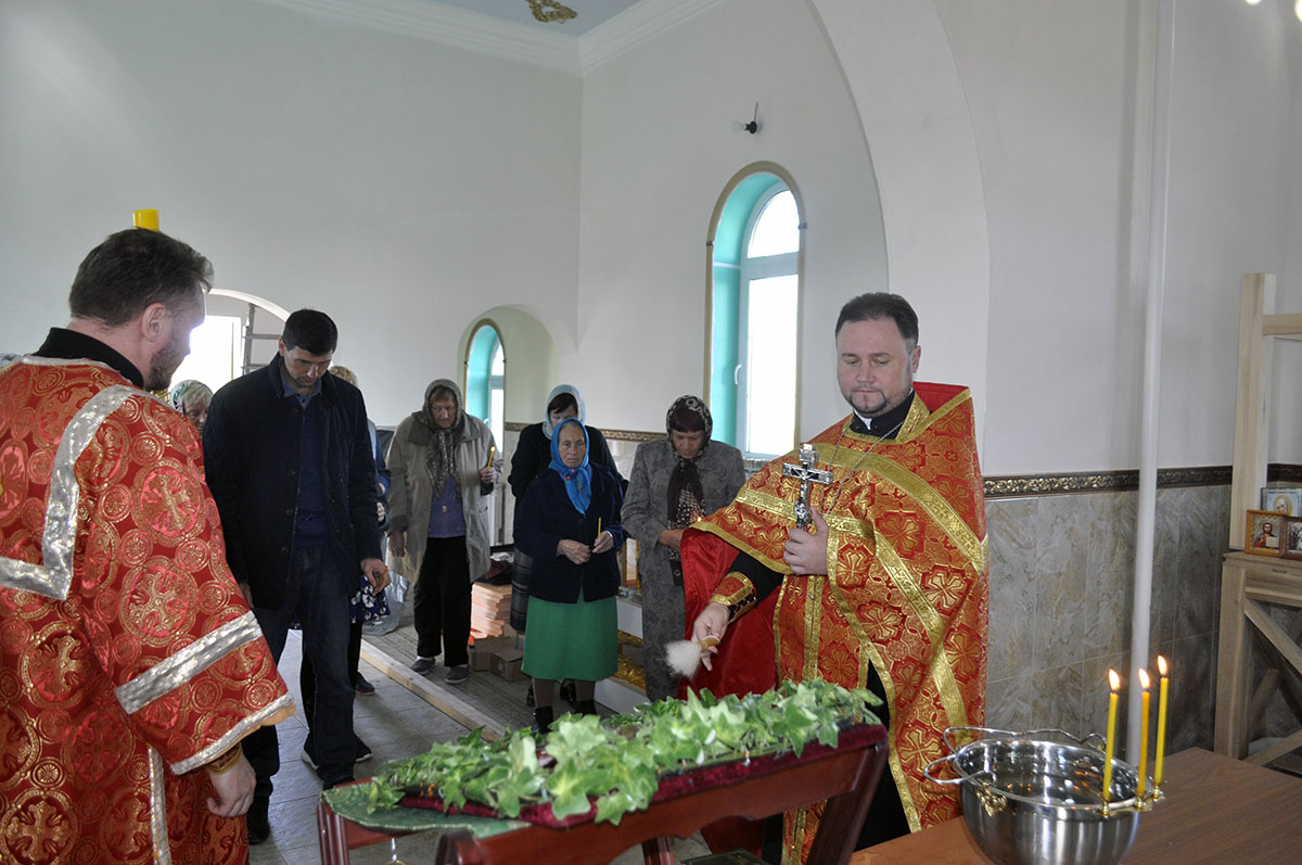 В строящемся храме в честь Святой Живоначальной Троицы в деревне Камайка был совершен водосвятный молебен