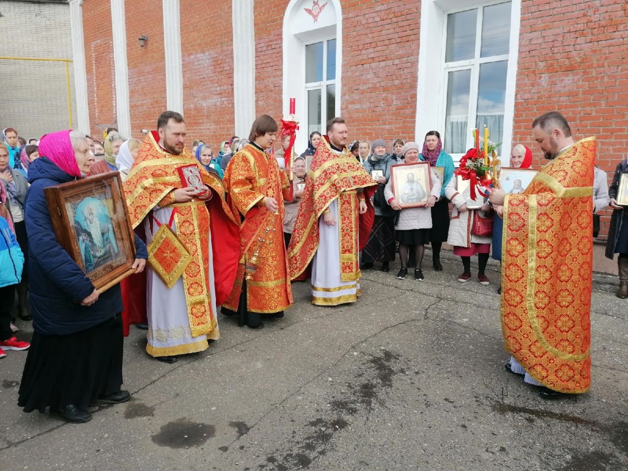  В субботу  Светлой седмицы протоиерей Александр Филиппов совершил Божественную литургию