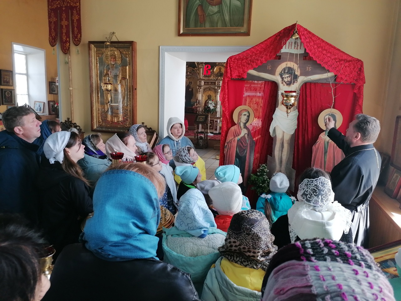 В День Победы школьники со своими родителями посетили Никольский храм