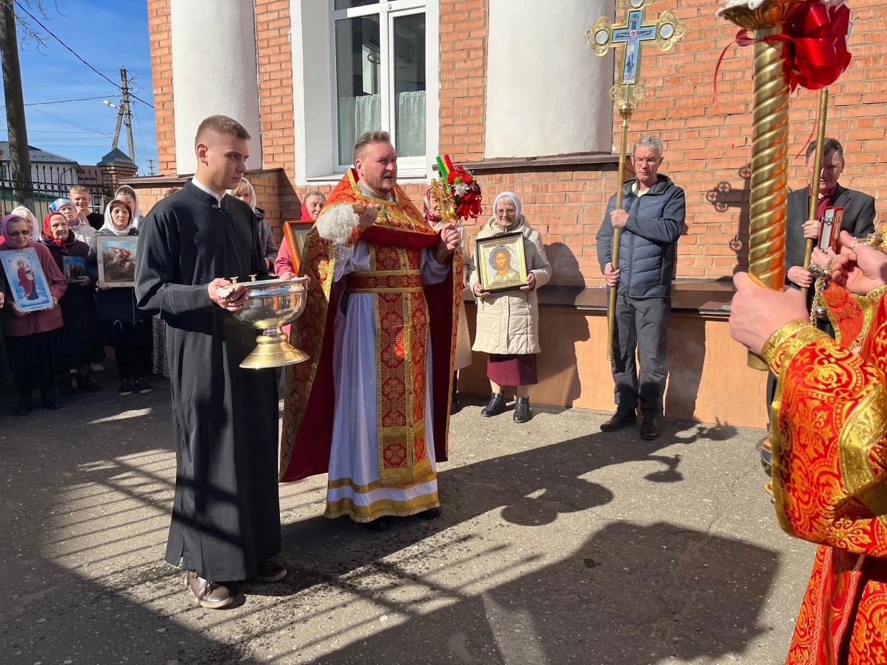 В понедельник Светлой седмицы протоиерей Александр Филиппов совершил Божественную литургию