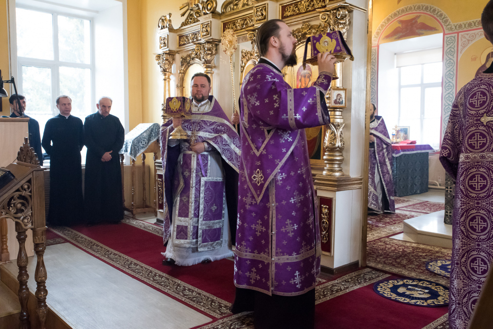  В Неделю Крестопоклонную митрополит Серафим совершил литургию в нашем храме