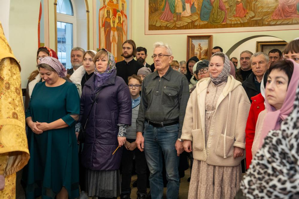 В Неделю 22-ю по Пятидесятнице митрополит Серафим совершил литургию в Троицком храме деревни Камайка