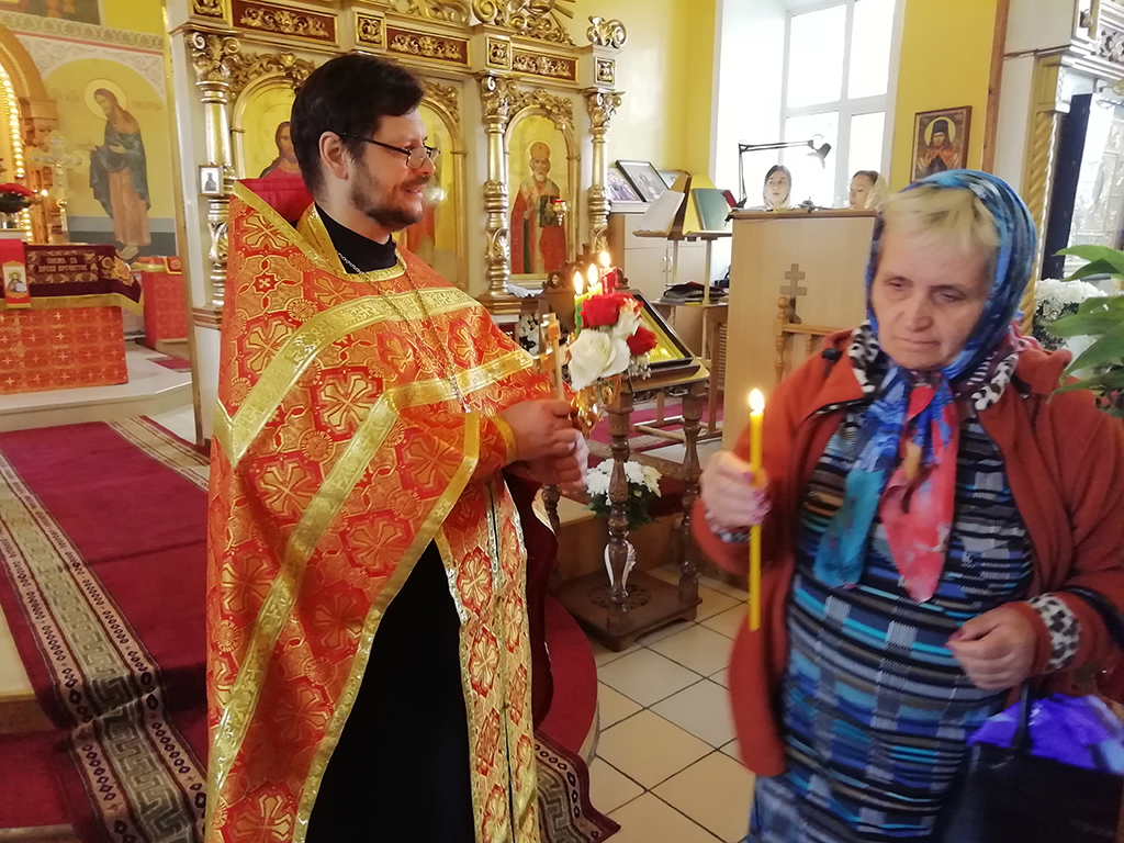 Раздача Благодатного огня за вечерней службой