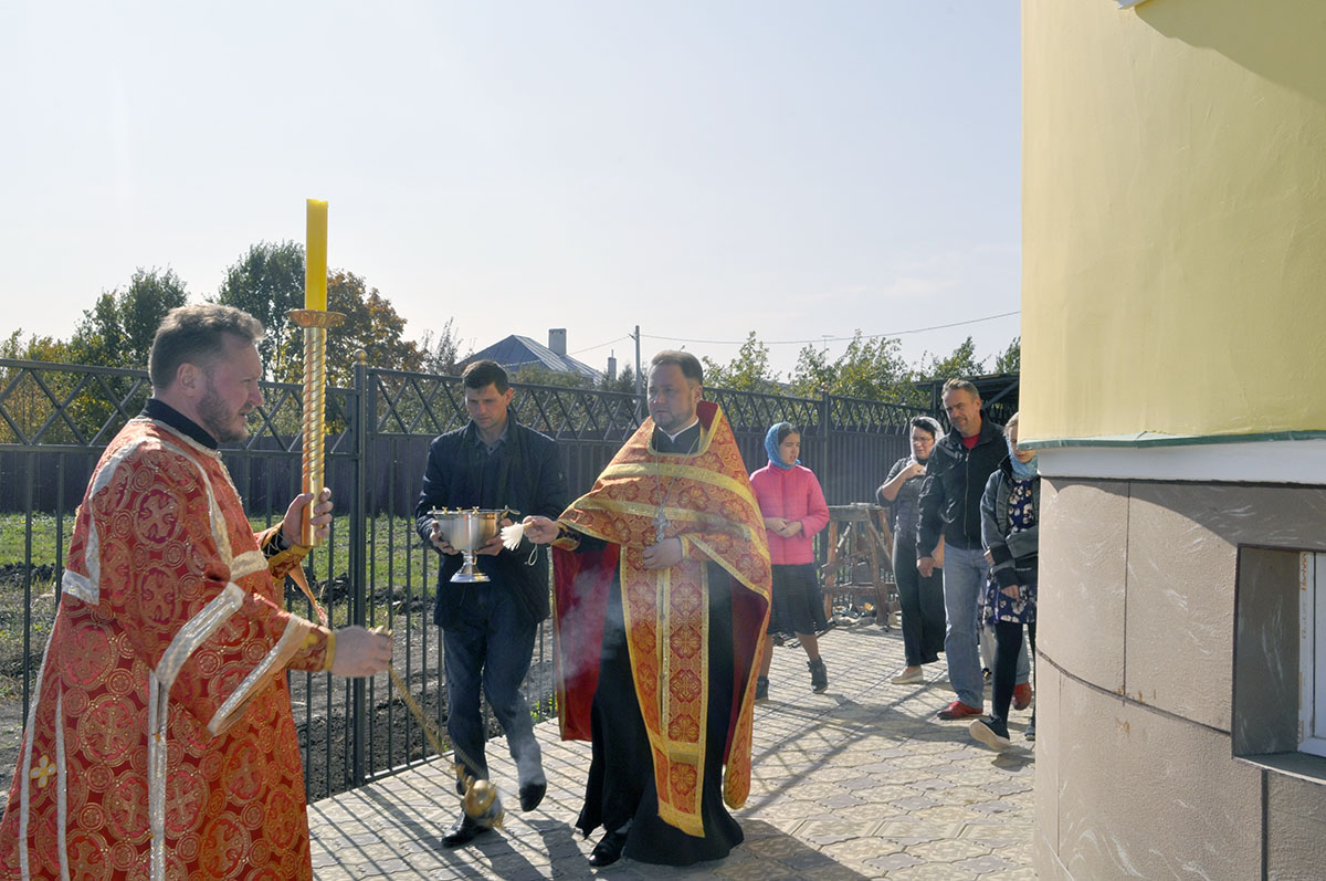 В строящемся храме в честь Святой Живоначальной Троицы в деревне Камайка был совершен водосвятный молебен
