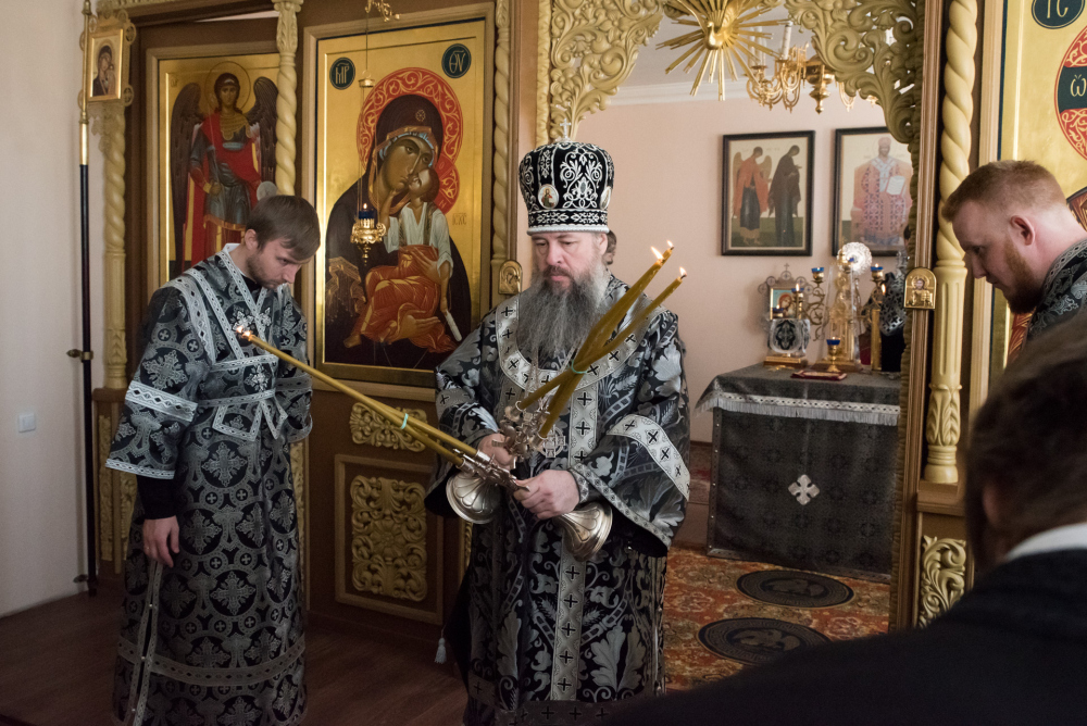 Протоиерей Александр Филиппов сослужил митрополиту Серафиму за литургией в храме святителя Иннокентия Иркутского при духовной семинарии