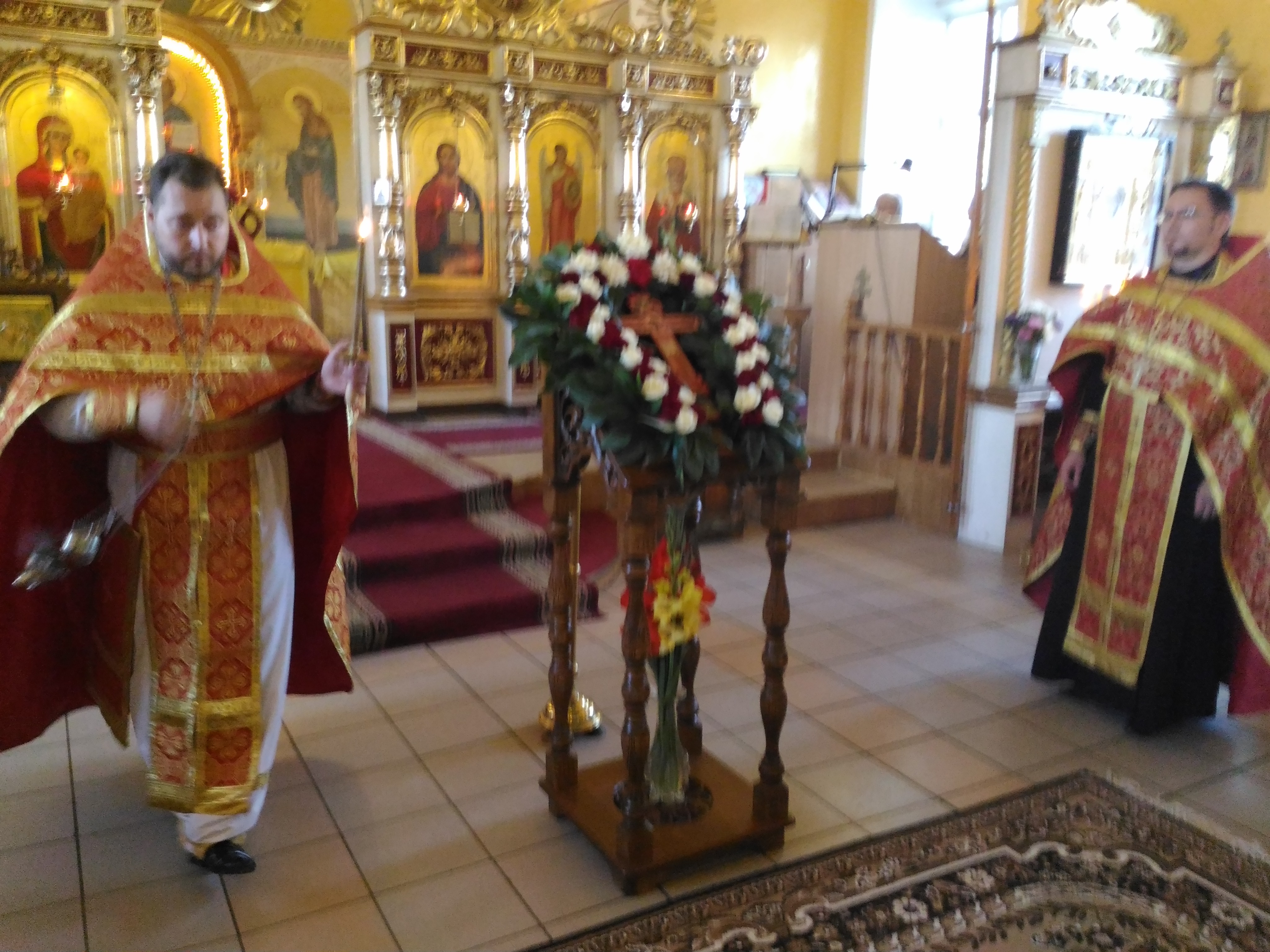 Вечерняя служба накануне праздника Происхождения (изнесения) Честных Древ Животворящего Креста Господня