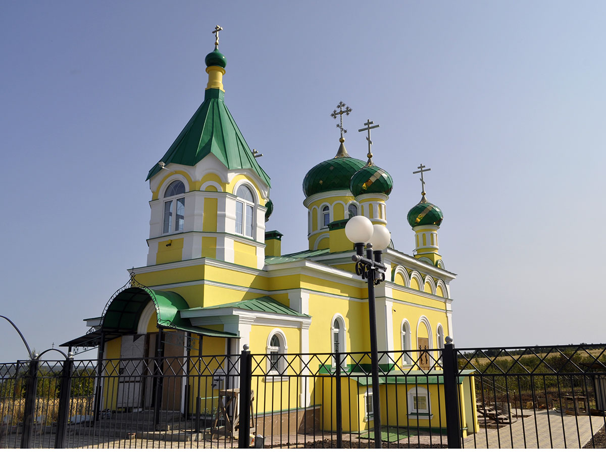 В строящемся храме в честь Святой Живоначальной Троицы в деревне Камайка был совершен водосвятный молебен