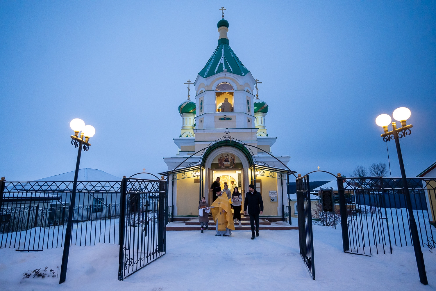 Митрополит Пензенский и Нижнеломовский Серафим совершил литургию в Троицком храме в Камайке