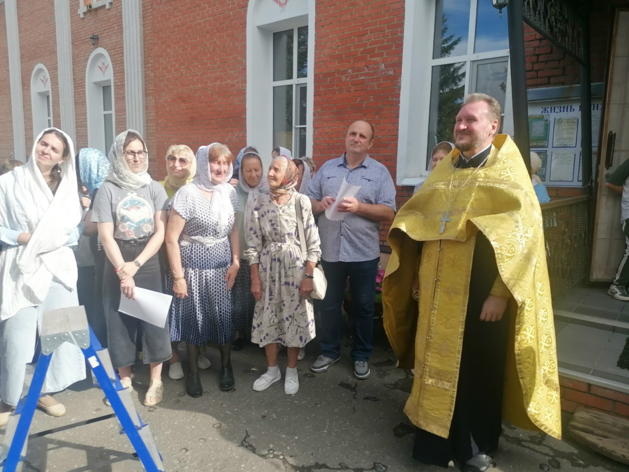 В наш храм для поклонения верующих была доставлена копия Животворящего Креста Господня, явленного в селе Годеново