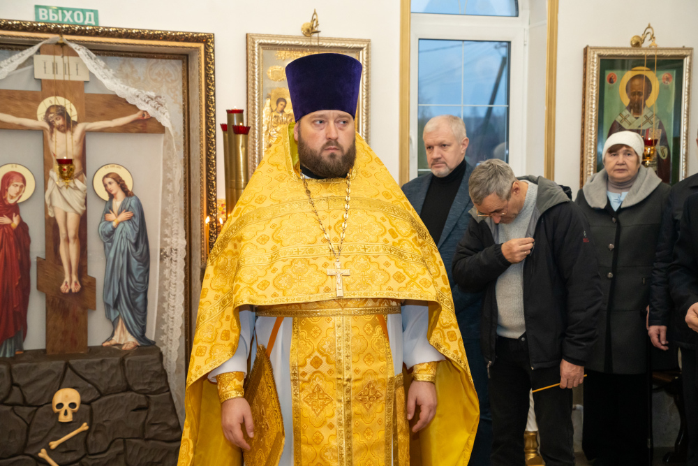 В Неделю 22-ю по Пятидесятнице митрополит Серафим совершил литургию в Троицком храме деревни Камайка
