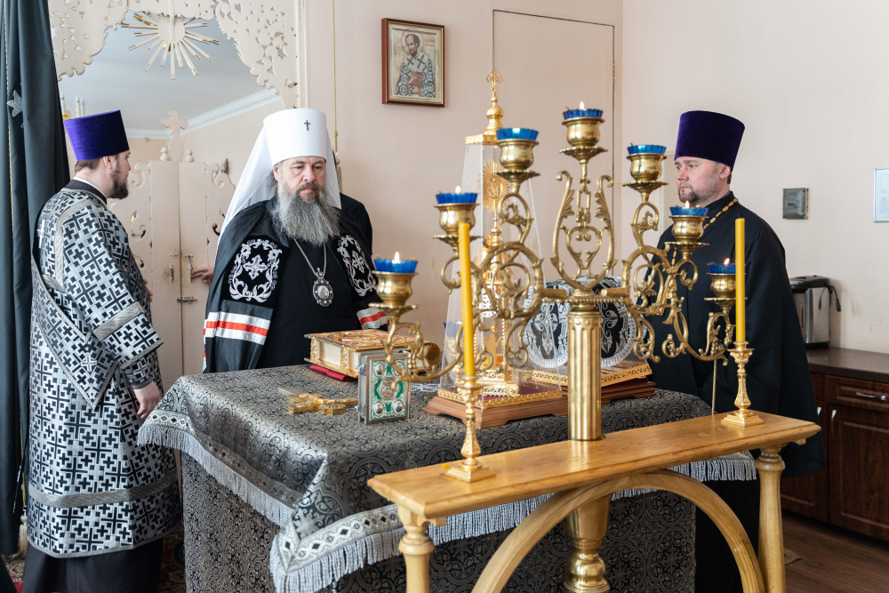 Протоиерей Александр Филиппов  сослужил  митрополиту Серафиму за литургией в храме святителя Иннокентия Иркутского при семинарии