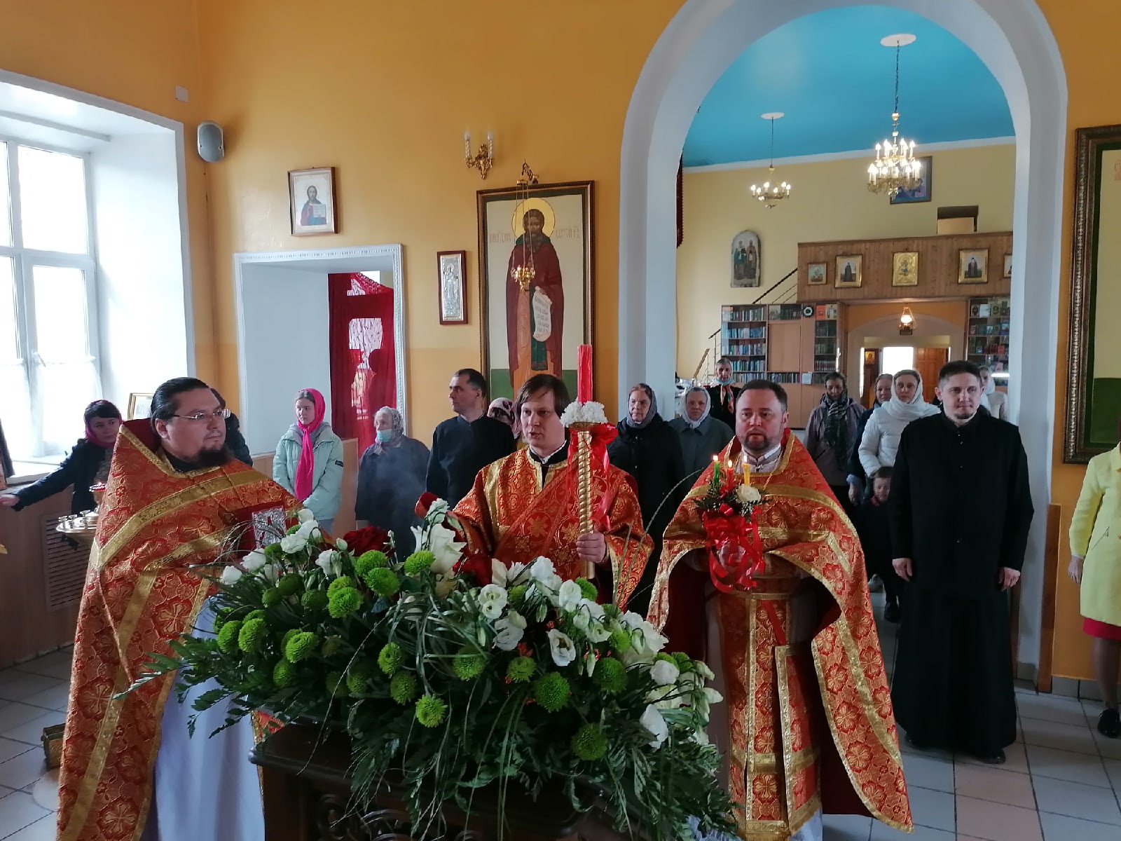 В понедельник Светлой седмицы протоиерей Александр Филиппов совершил Божественную литургию