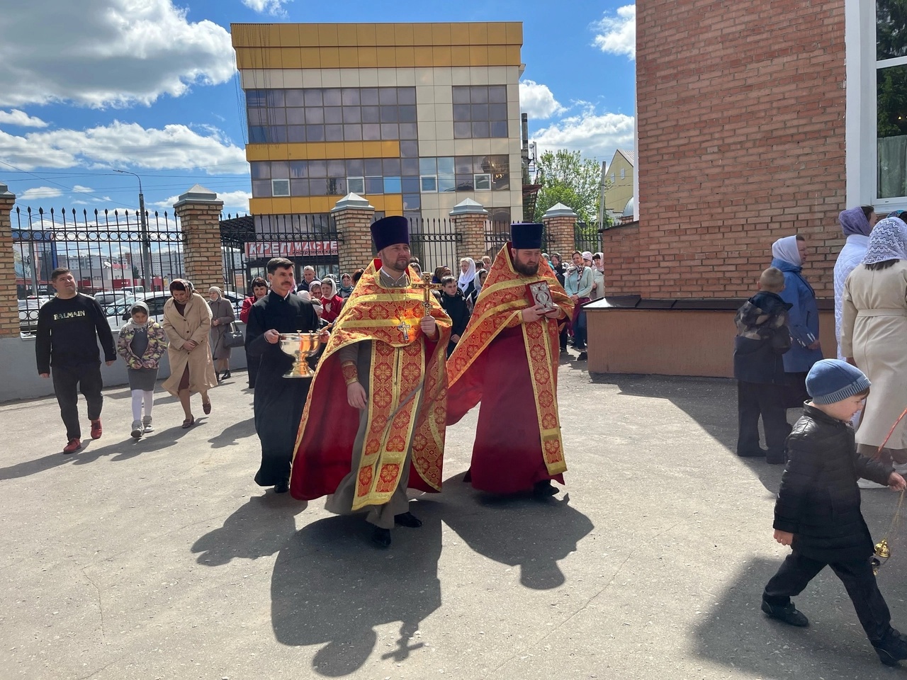 Богослужения в Неделю о расслабленном