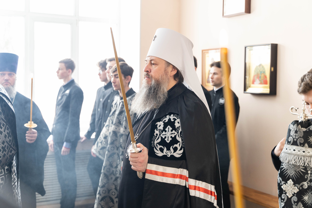 Протоиерей Александр Филиппов  сослужил  митрополиту Серафиму за литургией в храме святителя Иннокентия Иркутского при семинарии