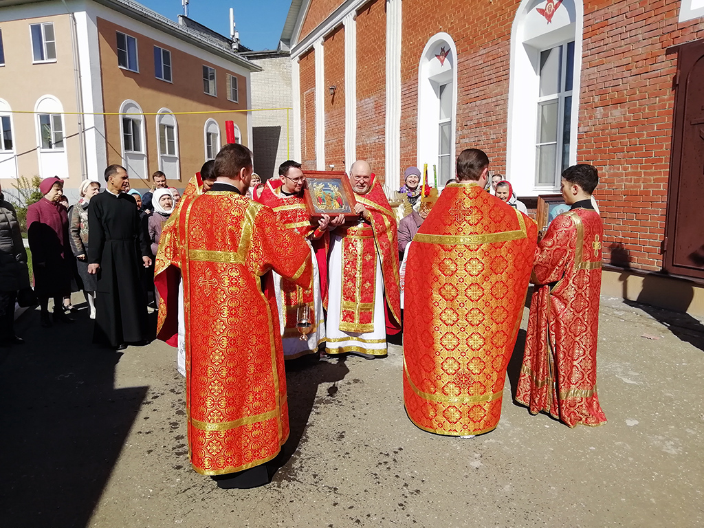 В понедельник Светлой седмицы протоиерей Александр Филиппов совершил Божественную литургию