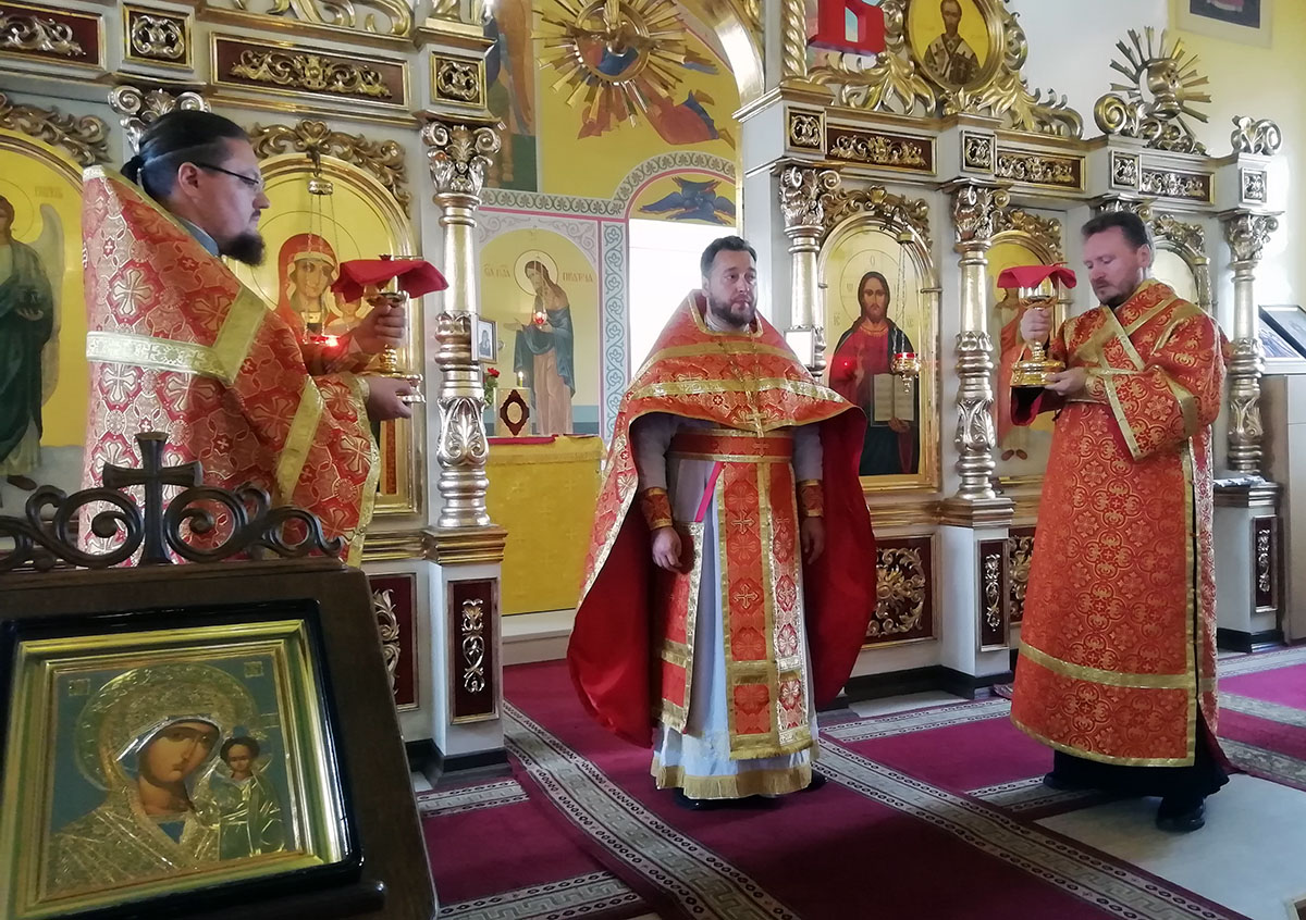 Празднование Происхождения (изнесения) Честных Древ Животворящего Креста Господня