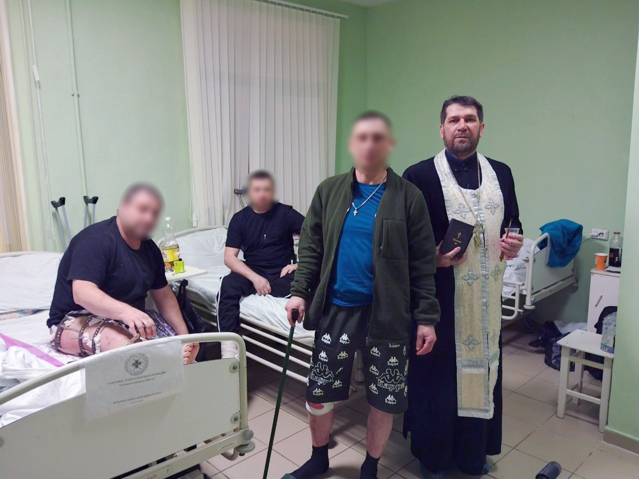 Священники посетили раненых бойцов